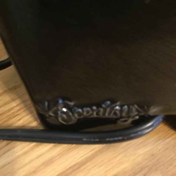 Discontinued Scentsy warmer with Canada display that attaches with a magnet - Picture 3 of 5